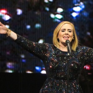 Adele sur la scène de la Talking Stick Arena de Phoenix, en Arizona, le 21 novembre 2016