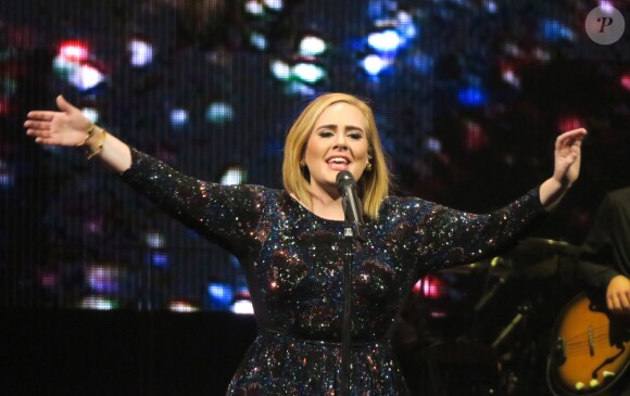 Adele sur la scène de la Talking Stick Arena de Phoenix, en Arizona, le 21 novembre 2016