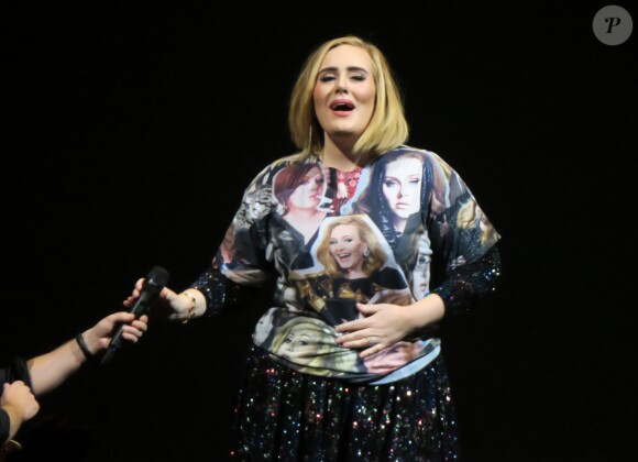 La chanteuse Adele à la Talking Stick Arena de Phoenix, en Arizona, le 21 novembre 2016