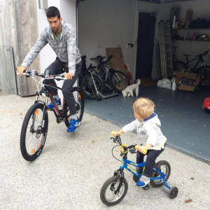 Novak Djokovic va avoir six semaines pour couper, après sa défaite en finale du Masters de Londres le 20 novembre 2016, et profiter de sa famille : sa femme Jelena et leur fils Stefan, 2 ans. Photo Instagram.