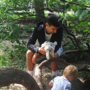 "Il y a tant de choses à découvrir, mon pote." Novak Djokovic va avoir six semaines pour couper, après sa défaite en finale du Masters de Londres le 20 novembre 2016, et profiter de sa famille : sa femme Jelena et leur fils Stefan, 2 ans. Photo Instagram.