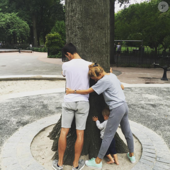 Auprès de leur arbre... Novak Djokovic va avoir six semaines pour couper, après sa défaite en finale du Masters de Londres le 20 novembre 2016, et profiter de sa famille : sa femme Jelena et leur fils Stefan, 2 ans. Photo Instagram.
