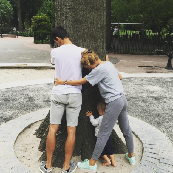 Auprès de leur arbre... Novak Djokovic va avoir six semaines pour couper, après sa défaite en finale du Masters de Londres le 20 novembre 2016, et profiter de sa famille : sa femme Jelena et leur fils Stefan, 2 ans. Photo Instagram.
