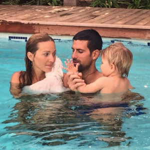 Novak Djokovic va avoir six semaines pour couper, après sa défaite en finale du Masters de Londres le 20 novembre 2016, et profiter de sa famille : sa femme Jelena et leur fils Stefan, 2 ans. Photo Instagram partagée par Jelena fin octobre 2016.