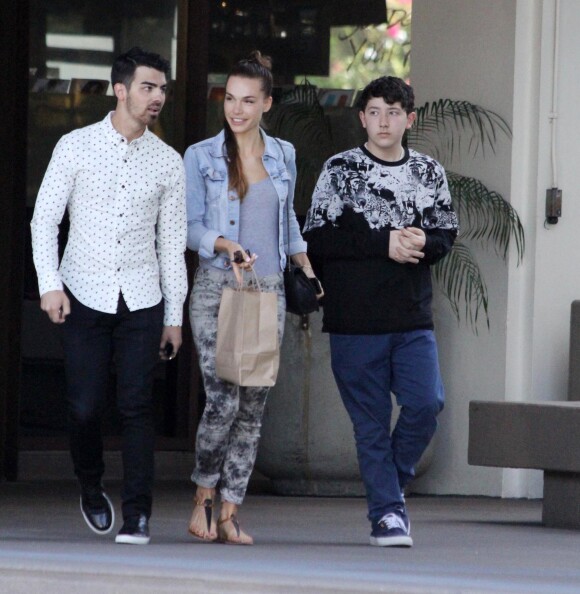 Joe Jonas, Blanda Eggenschwiler et Frankie Jonas à Beverly Hills, Los Angeles. Mars 2014.