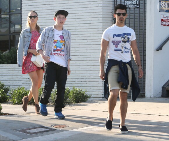Exclusif - Joe Jonas, son petit frère Frankie et Blanda Eggenschwiler à West Hollywood, le 20 avril 2014.