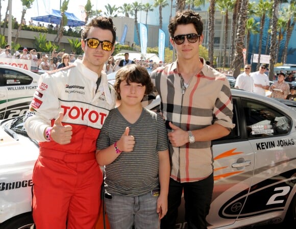 Kevin, Frankie Jonas et Nick Jonas à Long Beach. Avril 2011.
