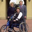  Lord Ivar Mountbatten, avec son ex-femme et le cycliste Steve Osborne, à Buckingham, à Londres, le 3 mai 2002 
  