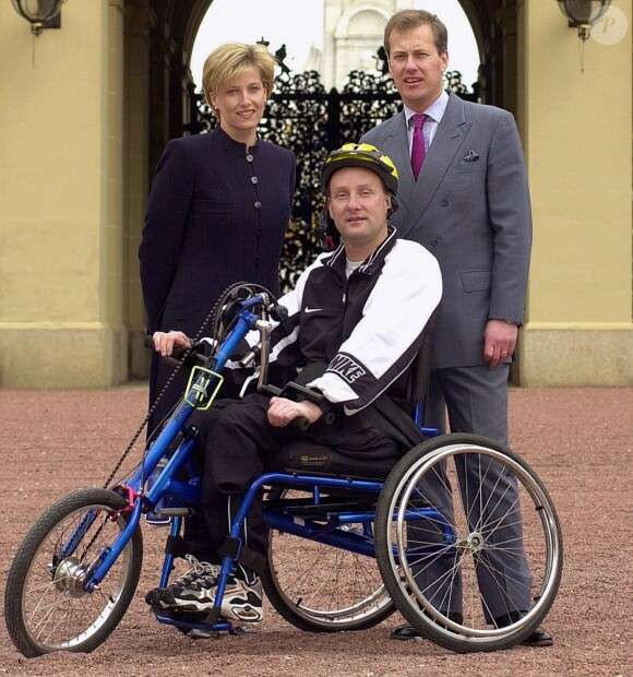 Lord Ivar Mountbatten, avec son ex-femme et le cycliste Steve Osborne, à Buckingham, à Londres, le 3 mai 2002

