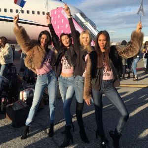 Les mannequins du défilé Victoria's Secret 2016 débarquent à Paris. Novembre 2016.