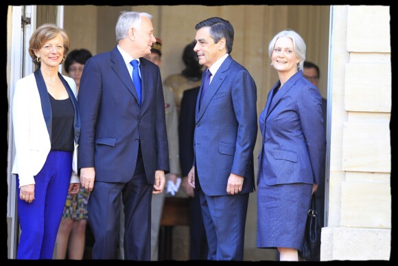 François Fillon et son épouse Penelope avec Jean-Marc Ayrault et sa femme Brigitte le 16 mai 2012 lors de la passation de pouvoir