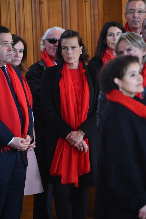 La princesse Stéphanie de Monaco et sa fille Camille Gottlieb participent au déploiement des "Courtepointes" en mémoire des victimes du SIDA, au Musée Océanographique de Monaco, le 28 novembre 2016. L'opération "Courtepointes" (sixième édition), est un travail artistique sur toile, individuel et collectif qui rend hommage aux personnes disparues du Sida. Cette démarche de mémoire a été initiée en 1987 par la fondation "Names Project Aids Memorial Quilt" afin d'illustrer les ravages provoqués par cette maladie. Chaque courtepointe comprend huit toiles cousues entre elles, sur une surface de 4m x 4m ; elles portent toutes le nom d'une personne disparue et ont toutes été réalisées par des personnes de FAM, la plupart d'entre elles vivant avec le VIH. © Bruno Bébert / Bestimage  President of Fight Aids Monaco and U.N. Aids Ambassador, Princess Stephanie of Monaco and her daughter, Camille Gottlieb, attend 'The Courtpointes' event at Oceanographic Museum in Monaco, on November 28, 2016. This is to commemorate the lifes of persons lost to AIDS. This action was initiated since 1987 by 'Names Project Aids Memorial Quilt' foundation. The AIDS Memorial Quilt measures approximately twelve feet square, and a typical block consists of eight individual three foot by six foot panels sewn together.28/11/2016 - 