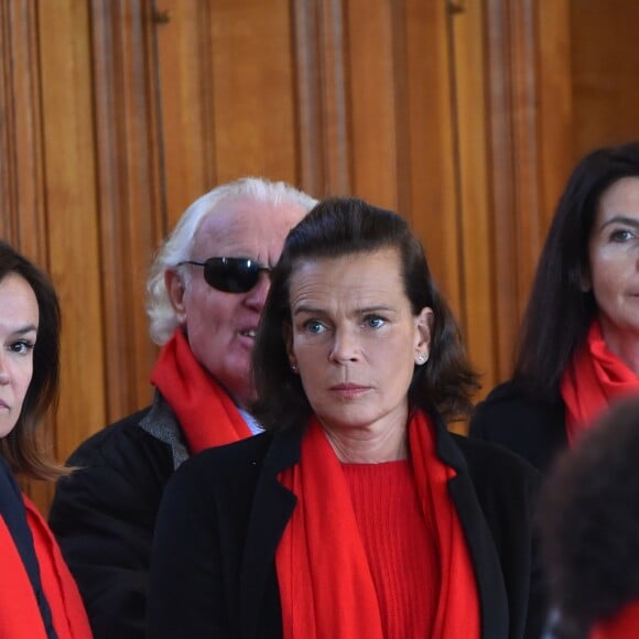 La princesse Stéphanie de Monaco et sa fille Camille Gottlieb participent au déploiement des "Courtepointes" en mémoire des victimes du SIDA, au Musée Océanographique de Monaco, le 28 novembre 2016. L'opération "Courtepointes" (sixième édition), est un travail artistique sur toile, individuel et collectif qui rend hommage aux personnes disparues du Sida. Cette démarche de mémoire a été initiée en 1987 par la fondation "Names Project Aids Memorial Quilt" afin d'illustrer les ravages provoqués par cette maladie. Chaque courtepointe comprend huit toiles cousues entre elles, sur une surface de 4m x 4m ; elles portent toutes le nom d'une personne disparue et ont toutes été réalisées par des personnes de FAM, la plupart d'entre elles vivant avec le VIH. © Bruno Bébert / Bestimage  President of Fight Aids Monaco and U.N. Aids Ambassador, Princess Stephanie of Monaco and her daughter, Camille Gottlieb, attend 'The Courtpointes' event at Oceanographic Museum in Monaco, on November 28, 2016. This is to commemorate the lifes of persons lost to AIDS. This action was initiated since 1987 by 'Names Project Aids Memorial Quilt' foundation. The AIDS Memorial Quilt measures approximately twelve feet square, and a typical block consists of eight individual three foot by six foot panels sewn together.28/11/2016 - 