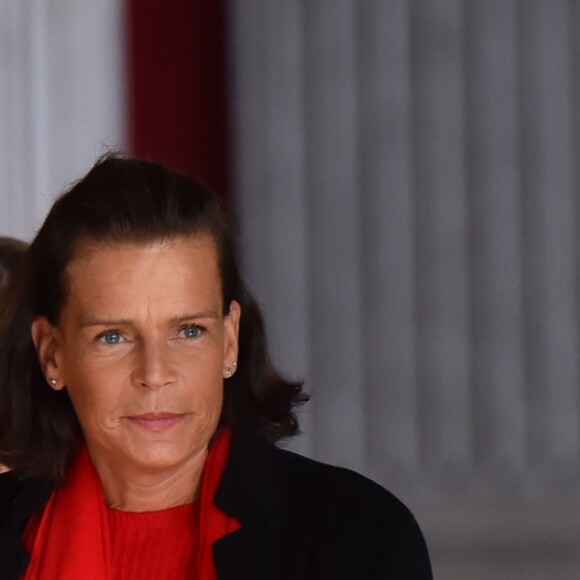 La princesse Stéphanie de Monaco et sa fille Camille Gottlieb participent au déploiement des "Courtepointes" en mémoire des victimes du SIDA, au Musée Océanographique de Monaco, le 28 novembre 2016. L'opération "Courtepointes" (sixième édition), est un travail artistique sur toile, individuel et collectif qui rend hommage aux personnes disparues du Sida. Cette démarche de mémoire a été initiée en 1987 par la fondation "Names Project Aids Memorial Quilt" afin d'illustrer les ravages provoqués par cette maladie. Chaque courtepointe comprend huit toiles cousues entre elles, sur une surface de 4m x 4m ; elles portent toutes le nom d'une personne disparue et ont toutes été réalisées par des personnes de FAM, la plupart d'entre elles vivant avec le VIH. © Bruno Bébert / Bestimage  President of Fight Aids Monaco and U.N. Aids Ambassador, Princess Stephanie of Monaco and her daughter, Camille Gottlieb, attend 'The Courtpointes' event at Oceanographic Museum in Monaco, on November 28, 2016. This is to commemorate the lifes of persons lost to AIDS. This action was initiated since 1987 by 'Names Project Aids Memorial Quilt' foundation. The AIDS Memorial Quilt measures approximately twelve feet square, and a typical block consists of eight individual three foot by six foot panels sewn together.28/11/2016 - 