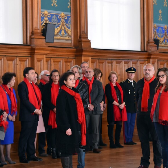 La princesse Stéphanie de Monaco, sa fille Camille Gottlieb et Stéphane Valéri, Conseiller de Gouvernement pour les Affaires Sociales et la Santé, à gauche, ainsi que M. Piaget participent au déploiement des "Courtepointes" en mémoire des victimes du SIDA, au Musée Océanographique de Monaco, le 28 novembre 2016. L'opération "Courtepointes" (sixième édition), est un travail artistique sur toile, individuel et collectif qui rend hommage aux personnes disparues du Sida. Cette démarche de mémoire a été initiée en 1987 par la fondation "Names Project Aids Memorial Quilt" afin d'illustrer les ravages provoqués par cette maladie. Chaque courtepointe comprend huit toiles cousues entre elles, sur une surface de 4m x 4m ; elles portent toutes le nom d'une personne disparue et ont toutes été réalisées par des personnes de FAM, la plupart d'entre elles vivant avec le VIH. © Bruno Bébert / Bestimage  President of Fight Aids Monaco and U.N. Aids Ambassador, Princess Stephanie of Monaco and her daughter, Camille Gottlieb, attend 'The Courtpointes' event at Oceanographic Museum in Monaco, on November 28, 2016. This is to commemorate the lifes of persons lost to AIDS. This action was initiated since 1987 by 'Names Project Aids Memorial Quilt' foundation. The AIDS Memorial Quilt measures approximately twelve feet square, and a typical block consists of eight individual three foot by six foot panels sewn together.28/11/2016 - 