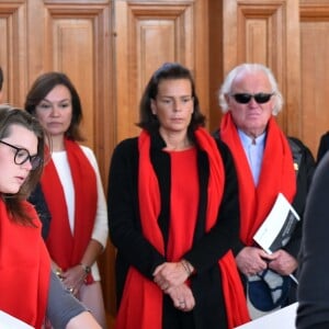 La princesse Stéphanie de Monaco, sa fille Camille Gottlieb et Stéphane Valéri, second à gauche, Conseiller de Gouvernement pour les Affaires Sociales et la Santé, à gauche, ainsi que M. Piaget, à droite, participent au déploiement des "Courtepointes" en mémoire des victimes du SIDA, au Musée Océanographique de Monaco, le 28 novembre 2016. L'opération "Courtepointes" (sixième édition), est un travail artistique sur toile, individuel et collectif qui rend hommage aux personnes disparues du Sida. Cette démarche de mémoire a été initiée en 1987 par la fondation "Names Project Aids Memorial Quilt" afin d'illustrer les ravages provoqués par cette maladie. Chaque courtepointe comprend huit toiles cousues entre elles, sur une surface de 4m x 4m ; elles portent toutes le nom d'une personne disparue et ont toutes été réalisées par des personnes de FAM, la plupart d'entre elles vivant avec le VIH. © Bruno Bébert / Bestimage  President of Fight Aids Monaco and U.N. Aids Ambassador, Princess Stephanie of Monaco and her daughter, Camille Gottlieb, attend 'The Courtpointes' event at Oceanographic Museum in Monaco, on November 28, 2016. This is to commemorate the lifes of persons lost to AIDS. This action was initiated since 1987 by 'Names Project Aids Memorial Quilt' foundation. The AIDS Memorial Quilt measures approximately twelve feet square, and a typical block consists of eight individual three foot by six foot panels sewn together.28/11/2016 - 