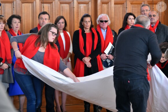La princesse Stéphanie de Monaco, sa fille Camille Gottlieb et Stéphane Valéri, second à gauche, Conseiller de Gouvernement pour les Affaires Sociales et la Santé, à gauche, ainsi que M. Piaget, à droite, participent au déploiement des "Courtepointes" en mémoire des victimes du SIDA, au Musée Océanographique de Monaco, le 28 novembre 2016. L'opération "Courtepointes" (sixième édition), est un travail artistique sur toile, individuel et collectif qui rend hommage aux personnes disparues du Sida. Cette démarche de mémoire a été initiée en 1987 par la fondation "Names Project Aids Memorial Quilt" afin d'illustrer les ravages provoqués par cette maladie. Chaque courtepointe comprend huit toiles cousues entre elles, sur une surface de 4m x 4m ; elles portent toutes le nom d'une personne disparue et ont toutes été réalisées par des personnes de FAM, la plupart d'entre elles vivant avec le VIH. © Bruno Bébert / Bestimage  President of Fight Aids Monaco and U.N. Aids Ambassador, Princess Stephanie of Monaco and her daughter, Camille Gottlieb, attend 'The Courtpointes' event at Oceanographic Museum in Monaco, on November 28, 2016. This is to commemorate the lifes of persons lost to AIDS. This action was initiated since 1987 by 'Names Project Aids Memorial Quilt' foundation. The AIDS Memorial Quilt measures approximately twelve feet square, and a typical block consists of eight individual three foot by six foot panels sewn together.28/11/2016 - 