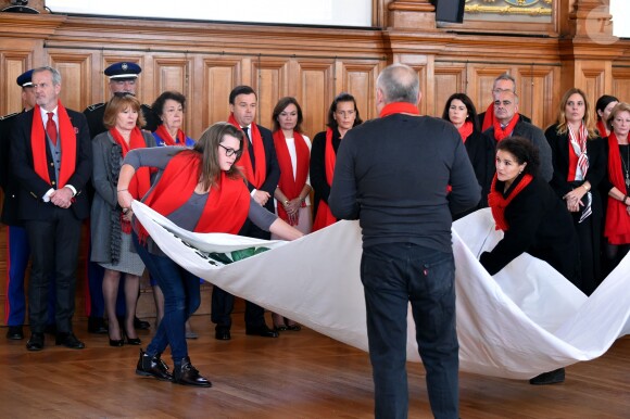 La princesse Stéphanie de Monaco, sa fille Camille Gottlieb et Stéphane Valéri, Conseiller de Gouvernement pour les Affaires Sociales et la Santé, à gauche, ainsi que M. Piaget participent au déploiement des "Courtepointes" en mémoire des victimes du SIDA, au Musée Océanographique de Monaco, le 28 novembre 2016. L'opération "Courtepointes" (sixième édition), est un travail artistique sur toile, individuel et collectif qui rend hommage aux personnes disparues du Sida. Cette démarche de mémoire a été initiée en 1987 par la fondation "Names Project Aids Memorial Quilt" afin d'illustrer les ravages provoqués par cette maladie. Chaque courtepointe comprend huit toiles cousues entre elles, sur une surface de 4m x 4m ; elles portent toutes le nom d'une personne disparue et ont toutes été réalisées par des personnes de FAM, la plupart d'entre elles vivant avec le VIH. © Bruno Bébert / Bestimage  President of Fight Aids Monaco and U.N. Aids Ambassador, Princess Stephanie of Monaco and her daughter, Camille Gottlieb, attend 'The Courtpointes' event at Oceanographic Museum in Monaco, on November 28, 2016. This is to commemorate the lifes of persons lost to AIDS. This action was initiated since 1987 by 'Names Project Aids Memorial Quilt' foundation. The AIDS Memorial Quilt measures approximately twelve feet square, and a typical block consists of eight individual three foot by six foot panels sewn together.28/11/2016 - 