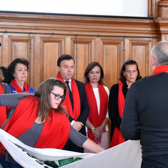 La princesse Stéphanie de Monaco, sa fille Camille Gottlieb et Stéphane Valéri, Conseiller de Gouvernement pour les Affaires Sociales et la Santé, à gauche, ainsi que M. Piaget participent au déploiement des "Courtepointes" en mémoire des victimes du SIDA, au Musée Océanographique de Monaco, le 28 novembre 2016. L'opération "Courtepointes" (sixième édition), est un travail artistique sur toile, individuel et collectif qui rend hommage aux personnes disparues du Sida. Cette démarche de mémoire a été initiée en 1987 par la fondation "Names Project Aids Memorial Quilt" afin d'illustrer les ravages provoqués par cette maladie. Chaque courtepointe comprend huit toiles cousues entre elles, sur une surface de 4m x 4m ; elles portent toutes le nom d'une personne disparue et ont toutes été réalisées par des personnes de FAM, la plupart d'entre elles vivant avec le VIH. © Bruno Bébert / Bestimage  President of Fight Aids Monaco and U.N. Aids Ambassador, Princess Stephanie of Monaco and her daughter, Camille Gottlieb, attend 'The Courtpointes' event at Oceanographic Museum in Monaco, on November 28, 2016. This is to commemorate the lifes of persons lost to AIDS. This action was initiated since 1987 by 'Names Project Aids Memorial Quilt' foundation. The AIDS Memorial Quilt measures approximately twelve feet square, and a typical block consists of eight individual three foot by six foot panels sewn together.28/11/2016 - 