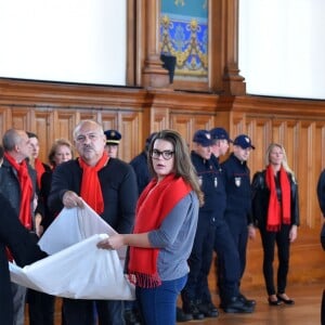 La princesse Stéphanie de Monaco, sa fille Camille Gottlieb et Stéphane Valéri, Conseiller de Gouvernement pour les Affaires Sociales et la Santé, à gauche, ainsi que M. Piaget participent au déploiement des "Courtepointes" en mémoire des victimes du SIDA, au Musée Océanographique de Monaco, le 28 novembre 2016. L'opération "Courtepointes" (sixième édition), est un travail artistique sur toile, individuel et collectif qui rend hommage aux personnes disparues du Sida. Cette démarche de mémoire a été initiée en 1987 par la fondation "Names Project Aids Memorial Quilt" afin d'illustrer les ravages provoqués par cette maladie. Chaque courtepointe comprend huit toiles cousues entre elles, sur une surface de 4m x 4m ; elles portent toutes le nom d'une personne disparue et ont toutes été réalisées par des personnes de FAM, la plupart d'entre elles vivant avec le VIH. © Bruno Bébert / Bestimage  President of Fight Aids Monaco and U.N. Aids Ambassador, Princess Stephanie of Monaco and her daughter, Camille Gottlieb, attend 'The Courtpointes' event at Oceanographic Museum in Monaco, on November 28, 2016. This is to commemorate the lifes of persons lost to AIDS. This action was initiated since 1987 by 'Names Project Aids Memorial Quilt' foundation. The AIDS Memorial Quilt measures approximately twelve feet square, and a typical block consists of eight individual three foot by six foot panels sewn together.28/11/2016 - 