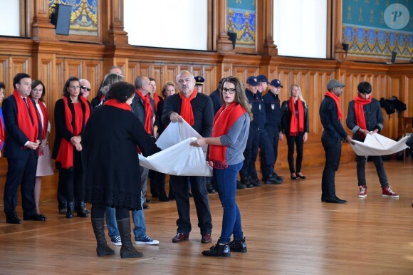 La princesse Stéphanie de Monaco, sa fille Camille Gottlieb et Stéphane Valéri, Conseiller de Gouvernement pour les Affaires Sociales et la Santé, à gauche, ainsi que M. Piaget participent au déploiement des "Courtepointes" en mémoire des victimes du SIDA, au Musée Océanographique de Monaco, le 28 novembre 2016. L'opération "Courtepointes" (sixième édition), est un travail artistique sur toile, individuel et collectif qui rend hommage aux personnes disparues du Sida. Cette démarche de mémoire a été initiée en 1987 par la fondation "Names Project Aids Memorial Quilt" afin d'illustrer les ravages provoqués par cette maladie. Chaque courtepointe comprend huit toiles cousues entre elles, sur une surface de 4m x 4m ; elles portent toutes le nom d'une personne disparue et ont toutes été réalisées par des personnes de FAM, la plupart d'entre elles vivant avec le VIH. © Bruno Bébert / Bestimage  President of Fight Aids Monaco and U.N. Aids Ambassador, Princess Stephanie of Monaco and her daughter, Camille Gottlieb, attend 'The Courtpointes' event at Oceanographic Museum in Monaco, on November 28, 2016. This is to commemorate the lifes of persons lost to AIDS. This action was initiated since 1987 by 'Names Project Aids Memorial Quilt' foundation. The AIDS Memorial Quilt measures approximately twelve feet square, and a typical block consists of eight individual three foot by six foot panels sewn together.28/11/2016 - 
