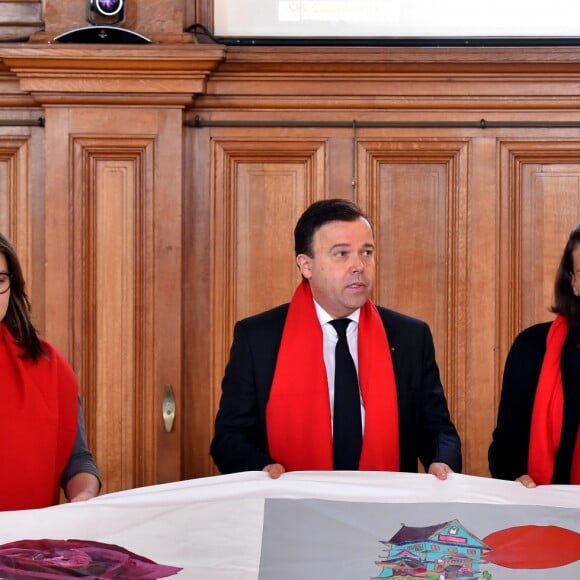 La princesse Stéphanie de Monaco, sa fille Camille Gottlieb et Stéphane Valéri, second à gauche, Conseiller de Gouvernement pour les Affaires Sociales et la Santé, à gauche, ainsi que M. Piaget, à droite, participent au déploiement des "Courtepointes" en mémoire des victimes du SIDA, au Musée Océanographique de Monaco, le 28 novembre 2016. L'opération "Courtepointes" (sixième édition), est un travail artistique sur toile, individuel et collectif qui rend hommage aux personnes disparues du Sida. Cette démarche de mémoire a été initiée en 1987 par la fondation "Names Project Aids Memorial Quilt" afin d'illustrer les ravages provoqués par cette maladie. Chaque courtepointe comprend huit toiles cousues entre elles, sur une surface de 4m x 4m ; elles portent toutes le nom d'une personne disparue et ont toutes été réalisées par des personnes de FAM, la plupart d'entre elles vivant avec le VIH. © Bruno Bébert / Bestimage  President of Fight Aids Monaco and U.N. Aids Ambassador, Princess Stephanie of Monaco and her daughter, Camille Gottlieb, attend 'The Courtpointes' event at Oceanographic Museum in Monaco, on November 28, 2016. This is to commemorate the lifes of persons lost to AIDS. This action was initiated since 1987 by 'Names Project Aids Memorial Quilt' foundation. The AIDS Memorial Quilt measures approximately twelve feet square, and a typical block consists of eight individual three foot by six foot panels sewn together.28/11/2016 - 