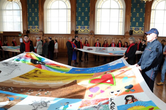 La princesse Stéphanie de Monaco et sa fille Camille Gottlieb participent au déploiement des "Courtepointes" en mémoire des victimes du SIDA, au Musée Océanographique de Monaco, le 28 novembre 2016. L'opération "Courtepointes" (sixième édition), est un travail artistique sur toile, individuel et collectif qui rend hommage aux personnes disparues du Sida. Cette démarche de mémoire a été initiée en 1987 par la fondation "Names Project Aids Memorial Quilt" afin d'illustrer les ravages provoqués par cette maladie. Chaque courtepointe comprend huit toiles cousues entre elles, sur une surface de 4m x 4m ; elles portent toutes le nom d'une personne disparue et ont toutes été réalisées par des personnes de FAM, la plupart d'entre elles vivant avec le VIH. © Bruno Bébert / Bestimage  President of Fight Aids Monaco and U.N. Aids Ambassador, Princess Stephanie of Monaco and her daughter, Camille Gottlieb, attend 'The Courtpointes' event at Oceanographic Museum in Monaco, on November 28, 2016. This is to commemorate the lifes of persons lost to AIDS. This action was initiated since 1987 by 'Names Project Aids Memorial Quilt' foundation. The AIDS Memorial Quilt measures approximately twelve feet square, and a typical block consists of eight individual three foot by six foot panels sewn together.28/11/2016 - 