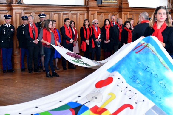 La princesse Stéphanie de Monaco, sa fille Camille Gottlieb et Stéphane Valéri, Conseiller de Gouvernement pour les Affaires Sociales et la Santé, à gauche, ainsi que M. Piaget participent au déploiement des "Courtepointes" en mémoire des victimes du SIDA, au Musée Océanographique de Monaco, le 28 novembre 2016. L'opération "Courtepointes" (sixième édition), est un travail artistique sur toile, individuel et collectif qui rend hommage aux personnes disparues du Sida. Cette démarche de mémoire a été initiée en 1987 par la fondation "Names Project Aids Memorial Quilt" afin d'illustrer les ravages provoqués par cette maladie. Chaque courtepointe comprend huit toiles cousues entre elles, sur une surface de 4m x 4m ; elles portent toutes le nom d'une personne disparue et ont toutes été réalisées par des personnes de FAM, la plupart d'entre elles vivant avec le VIH. © Bruno Bébert / Bestimage  President of Fight Aids Monaco and U.N. Aids Ambassador, Princess Stephanie of Monaco and her daughter, Camille Gottlieb, attend 'The Courtpointes' event at Oceanographic Museum in Monaco, on November 28, 2016. This is to commemorate the lifes of persons lost to AIDS. This action was initiated since 1987 by 'Names Project Aids Memorial Quilt' foundation. The AIDS Memorial Quilt measures approximately twelve feet square, and a typical block consists of eight individual three foot by six foot panels sewn together.28/11/2016 - 