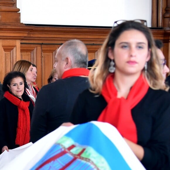 La princesse Stéphanie de Monaco, sa fille Camille Gottlieb et Stéphane Valéri, Conseiller de Gouvernement pour les Affaires Sociales et la Santé, à gauche, ainsi que M. Piaget participent au déploiement des "Courtepointes" en mémoire des victimes du SIDA, au Musée Océanographique de Monaco, le 28 novembre 2016. L'opération "Courtepointes" (sixième édition), est un travail artistique sur toile, individuel et collectif qui rend hommage aux personnes disparues du Sida. Cette démarche de mémoire a été initiée en 1987 par la fondation "Names Project Aids Memorial Quilt" afin d'illustrer les ravages provoqués par cette maladie. Chaque courtepointe comprend huit toiles cousues entre elles, sur une surface de 4m x 4m ; elles portent toutes le nom d'une personne disparue et ont toutes été réalisées par des personnes de FAM, la plupart d'entre elles vivant avec le VIH. © Bruno Bébert / Bestimage  President of Fight Aids Monaco and U.N. Aids Ambassador, Princess Stephanie of Monaco and her daughter, Camille Gottlieb, attend 'The Courtpointes' event at Oceanographic Museum in Monaco, on November 28, 2016. This is to commemorate the lifes of persons lost to AIDS. This action was initiated since 1987 by 'Names Project Aids Memorial Quilt' foundation. The AIDS Memorial Quilt measures approximately twelve feet square, and a typical block consists of eight individual three foot by six foot panels sewn together.28/11/2016 - 