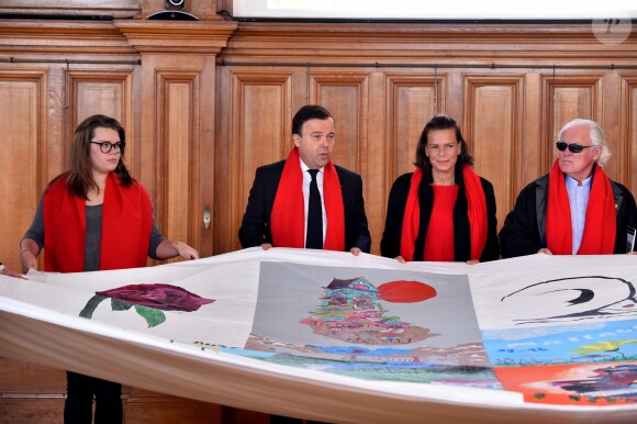 La princesse Stéphanie de Monaco, sa fille Camille Gottlieb et Stéphane Valéri, second à gauche, Conseiller de Gouvernement pour les Affaires Sociales et la Santé, à gauche, ainsi que M. Piaget, à droite, participent au déploiement des "Courtepointes" en mémoire des victimes du SIDA, au Musée Océanographique de Monaco, le 28 novembre 2016. L'opération "Courtepointes" (sixième édition), est un travail artistique sur toile, individuel et collectif qui rend hommage aux personnes disparues du Sida. Cette démarche de mémoire a été initiée en 1987 par la fondation "Names Project Aids Memorial Quilt" afin d'illustrer les ravages provoqués par cette maladie. Chaque courtepointe comprend huit toiles cousues entre elles, sur une surface de 4m x 4m ; elles portent toutes le nom d'une personne disparue et ont toutes été réalisées par des personnes de FAM, la plupart d'entre elles vivant avec le VIH. © Bruno Bébert / Bestimage  President of Fight Aids Monaco and U.N. Aids Ambassador, Princess Stephanie of Monaco and her daughter, Camille Gottlieb, attend 'The Courtpointes' event at Oceanographic Museum in Monaco, on November 28, 2016. This is to commemorate the lifes of persons lost to AIDS. This action was initiated since 1987 by 'Names Project Aids Memorial Quilt' foundation. The AIDS Memorial Quilt measures approximately twelve feet square, and a typical block consists of eight individual three foot by six foot panels sewn together.28/11/2016 - 