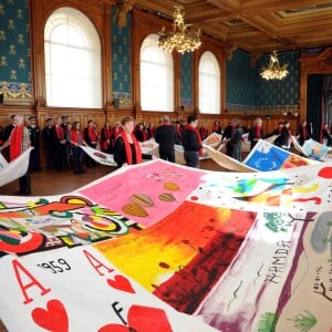 La princesse Stéphanie de Monaco et sa fille Camille Gottlieb participent au déploiement des "Courtepointes" en mémoire des victimes du SIDA, au Musée Océanographique de Monaco, le 28 novembre 2016. L'opération "Courtepointes" (sixième édition), est un travail artistique sur toile, individuel et collectif qui rend hommage aux personnes disparues du Sida. Cette démarche de mémoire a été initiée en 1987 par la fondation "Names Project Aids Memorial Quilt" afin d'illustrer les ravages provoqués par cette maladie. Chaque courtepointe comprend huit toiles cousues entre elles, sur une surface de 4m x 4m ; elles portent toutes le nom d'une personne disparue et ont toutes été réalisées par des personnes de FAM, la plupart d'entre elles vivant avec le VIH. © Bruno Bébert / Bestimage  President of Fight Aids Monaco and U.N. Aids Ambassador, Princess Stephanie of Monaco and her daughter, Camille Gottlieb, attend 'The Courtpointes' event at Oceanographic Museum in Monaco, on November 28, 2016. This is to commemorate the lifes of persons lost to AIDS. This action was initiated since 1987 by 'Names Project Aids Memorial Quilt' foundation. The AIDS Memorial Quilt measures approximately twelve feet square, and a typical block consists of eight individual three foot by six foot panels sewn together.28/11/2016 - 