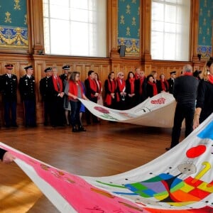 La princesse Stéphanie de Monaco et sa fille Camille Gottlieb participent au déploiement des "Courtepointes" en mémoire des victimes du SIDA, au Musée Océanographique de Monaco, le 28 novembre 2016. L'opération "Courtepointes" (sixième édition), est un travail artistique sur toile, individuel et collectif qui rend hommage aux personnes disparues du Sida. Cette démarche de mémoire a été initiée en 1987 par la fondation "Names Project Aids Memorial Quilt" afin d'illustrer les ravages provoqués par cette maladie. Chaque courtepointe comprend huit toiles cousues entre elles, sur une surface de 4m x 4m ; elles portent toutes le nom d'une personne disparue et ont toutes été réalisées par des personnes de FAM, la plupart d'entre elles vivant avec le VIH. © Bruno Bébert / Bestimage  President of Fight Aids Monaco and U.N. Aids Ambassador, Princess Stephanie of Monaco and her daughter, Camille Gottlieb, attend 'The Courtpointes' event at Oceanographic Museum in Monaco, on November 28, 2016. This is to commemorate the lifes of persons lost to AIDS. This action was initiated since 1987 by 'Names Project Aids Memorial Quilt' foundation. The AIDS Memorial Quilt measures approximately twelve feet square, and a typical block consists of eight individual three foot by six foot panels sewn together.28/11/2016 - 