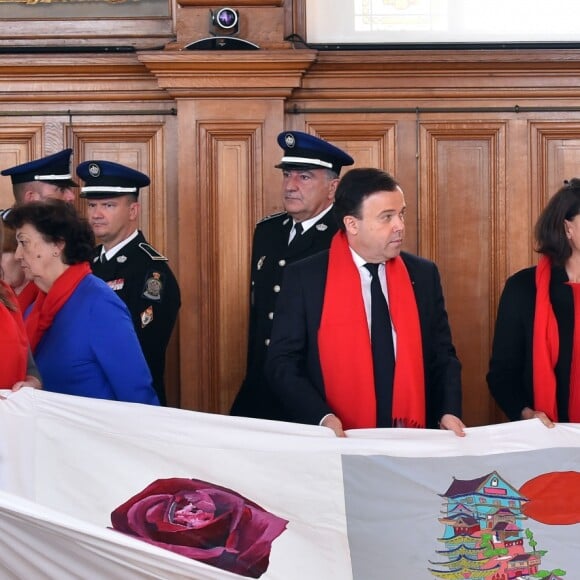 La princesse Stéphanie de Monaco, sa fille Camille Gottlieb et Stéphane Valéri, second à gauche, Conseiller de Gouvernement pour les Affaires Sociales et la Santé, à gauche, ainsi que M. Piaget, à droite, participent au déploiement des "Courtepointes" en mémoire des victimes du SIDA, au Musée Océanographique de Monaco, le 28 novembre 2016. L'opération "Courtepointes" (sixième édition), est un travail artistique sur toile, individuel et collectif qui rend hommage aux personnes disparues du Sida. Cette démarche de mémoire a été initiée en 1987 par la fondation "Names Project Aids Memorial Quilt" afin d'illustrer les ravages provoqués par cette maladie. Chaque courtepointe comprend huit toiles cousues entre elles, sur une surface de 4m x 4m ; elles portent toutes le nom d'une personne disparue et ont toutes été réalisées par des personnes de FAM, la plupart d'entre elles vivant avec le VIH. © Bruno Bébert / Bestimage  President of Fight Aids Monaco and U.N. Aids Ambassador, Princess Stephanie of Monaco and her daughter, Camille Gottlieb, attend 'The Courtpointes' event at Oceanographic Museum in Monaco, on November 28, 2016. This is to commemorate the lifes of persons lost to AIDS. This action was initiated since 1987 by 'Names Project Aids Memorial Quilt' foundation. The AIDS Memorial Quilt measures approximately twelve feet square, and a typical block consists of eight individual three foot by six foot panels sewn together.28/11/2016 - 