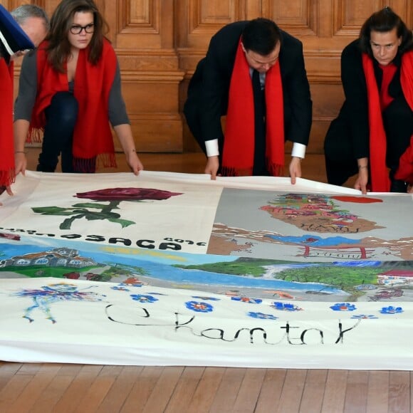 La princesse Stéphanie de Monaco et sa fille Camille Gottlieb participent au déploiement des "Courtepointes" en mémoire des victimes du SIDA, au Musée Océanographique de Monaco, le 28 novembre 2016. © Bruno Bébert / Bestimage