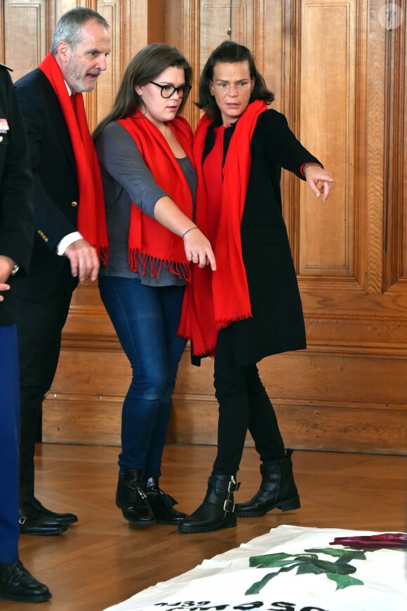 La princesse Stéphanie de Monaco et sa fille Camille Gottlieb participent au déploiement des "Courtepointes" en mémoire des victimes du SIDA, au Musée Océanographique de Monaco, le 28 novembre 2016. L'opération "Courtepointes" (sixième édition), est un travail artistique sur toile, individuel et collectif qui rend hommage aux personnes disparues du Sida. Cette démarche de mémoire a été initiée en 1987 par la fondation "Names Project Aids Memorial Quilt" afin d'illustrer les ravages provoqués par cette maladie. Chaque courtepointe comprend huit toiles cousues entre elles, sur une surface de 4m x 4m ; elles portent toutes le nom d'une personne disparue et ont toutes été réalisées par des personnes de FAM, la plupart d'entre elles vivant avec le VIH. © Bruno Bébert / Bestimage  President of Fight Aids Monaco and U.N. Aids Ambassador, Princess Stephanie of Monaco and her daughter, Camille Gottlieb, attend 'The Courtpointes' event at Oceanographic Museum in Monaco, on November 28, 2016. This is to commemorate the lifes of persons lost to AIDS. This action was initiated since 1987 by 'Names Project Aids Memorial Quilt' foundation. The AIDS Memorial Quilt measures approximately twelve feet square, and a typical block consists of eight individual three foot by six foot panels sewn together.28/11/2016 - 