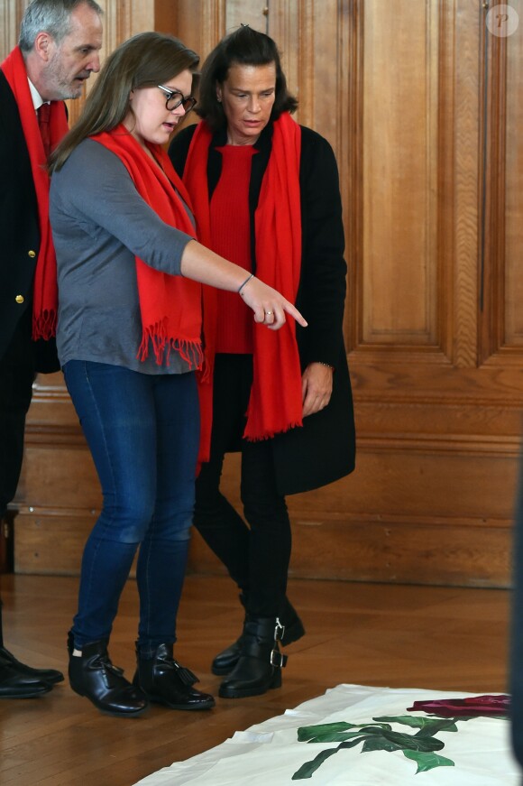 La princesse Stéphanie de Monaco et sa fille Camille Gottlieb participent au déploiement des "Courtepointes" en mémoire des victimes du SIDA, au Musée Océanographique de Monaco, le 28 novembre 2016. © Bruno Bébert / Bestimage