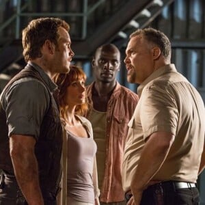 Bryce Dallas Howard, Chris Pratt, Omar Sy, Vincent D'Onofrio dans Jurassic World