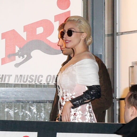 Lady Gaga arrive à la station de radio NRJ à Paris le 29 novembre 2016.