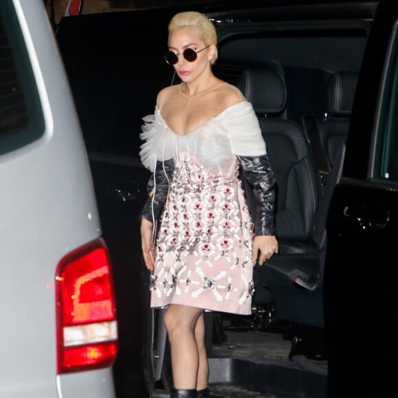 Lady Gaga arrive à la station de radio NRJ à Paris le 29 novembre 2016.