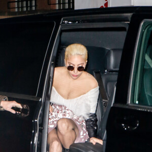 Lady Gaga arrive à la station de radio NRJ à Paris le 29 novembre 2016.