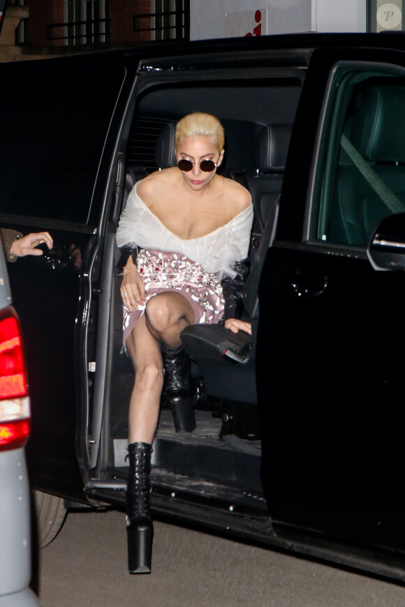Lady Gaga arrive à la station de radio NRJ à Paris le 29 novembre 2016.