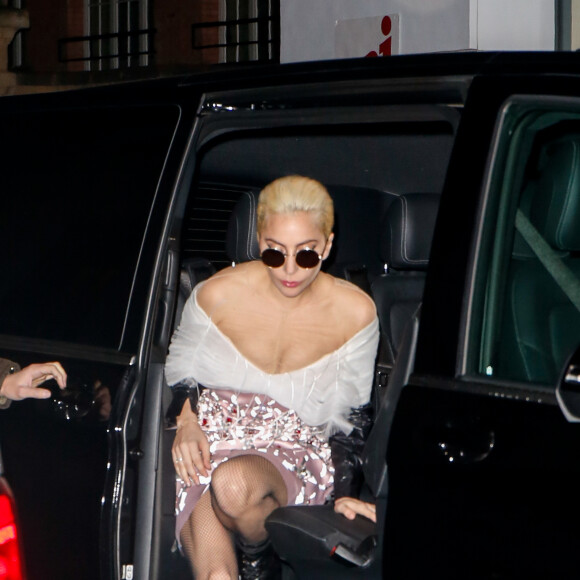 Lady Gaga arrive à la station de radio NRJ à Paris le 29 novembre 2016.