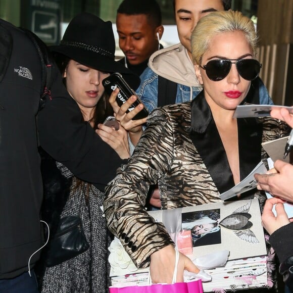 Lady Gaga arrive à l'aéroport Paris-Charles-de-Gaulle à Roissy pour se rendre à Paris à l'occasion du défilé Victoria's Secret à Roissy le 27 novembre 2016.