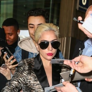 Lady Gaga arrive à l'aéroport Paris-Charles-de-Gaulle à Roissy pour se rendre à Paris à l'occasion du défilé Victoria's Secret à Roissy le 27 novembre 2016.