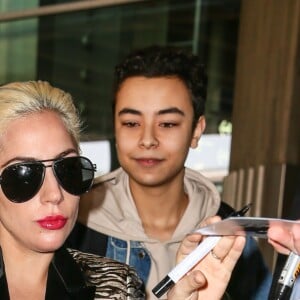 Lady Gaga arrive à l'aéroport Paris-Charles-de-Gaulle à Roissy pour se rendre à Paris à l'occasion du défilé Victoria's Secret à Roissy le 27 novembre 2016.