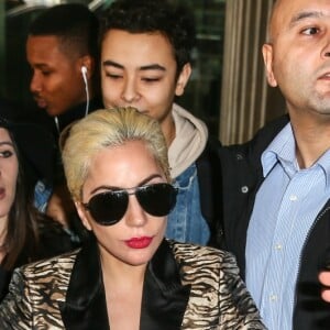 Lady Gaga arrive à l'aéroport Paris-Charles-de-Gaulle à Roissy pour se rendre à Paris à l'occasion du défilé Victoria's Secret à Roissy le 27 novembre 2016.