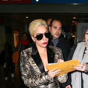 Lady Gaga arrive à l'aéroport Paris-Charles-de-Gaulle à Roissy pour se rendre à Paris à l'occasion du défilé Victoria's Secret à Roissy le 27 novembre 2016.