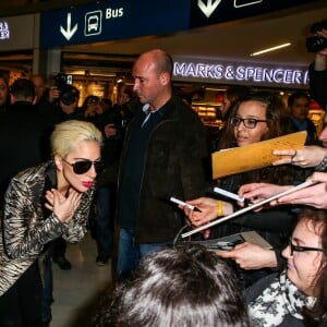 Lady Gaga arrive à l'aéroport Paris-Charles-de-Gaulle à Roissy pour se rendre à Paris à l'occasion du défilé Victoria's Secret à Roissy le 27 novembre 2016.