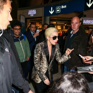 Lady Gaga arrive à l'aéroport Paris-Charles-de-Gaulle à Roissy pour se rendre à Paris à l'occasion du défilé Victoria's Secret à Roissy le 27 novembre 2016.