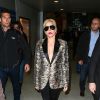 Lady Gaga arrive à l'aéroport Paris-Charles-de-Gaulle à Roissy pour se rendre à Paris à l'occasion du défilé Victoria's Secret à Roissy le 27 novembre 2016.